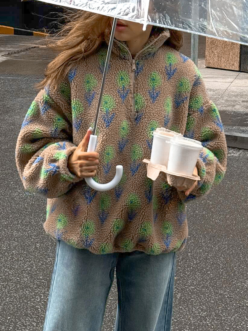 Sweet purple-printed cashmere sweater with a loose fit that helps slim the figure, featuring a polo collar and a fleece lining – perfect for women.