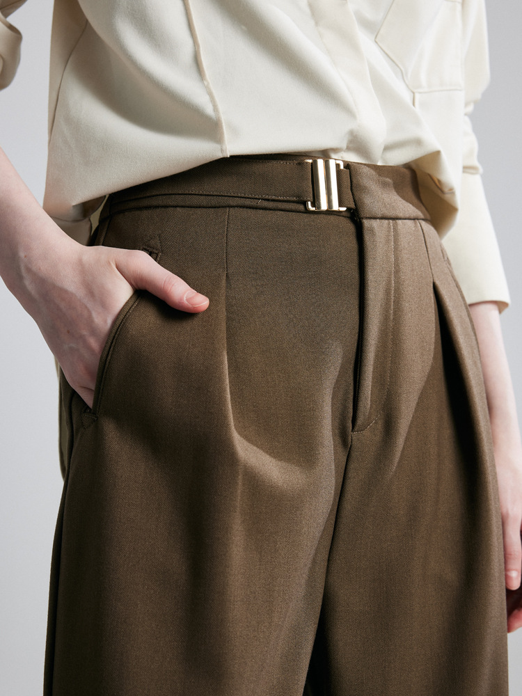 New autumn/winter style casual wide-leg pants for women. These pants feature elastic waists that help slim the figure and make them extremely versatile for daily wear. High-quality women’s trousers.