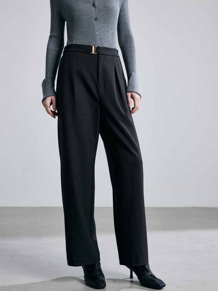 New autumn/winter style casual wide-leg pants for women. These pants feature elastic waists that help slim the figure and make them extremely versatile for daily wear. High-quality women’s trousers.
