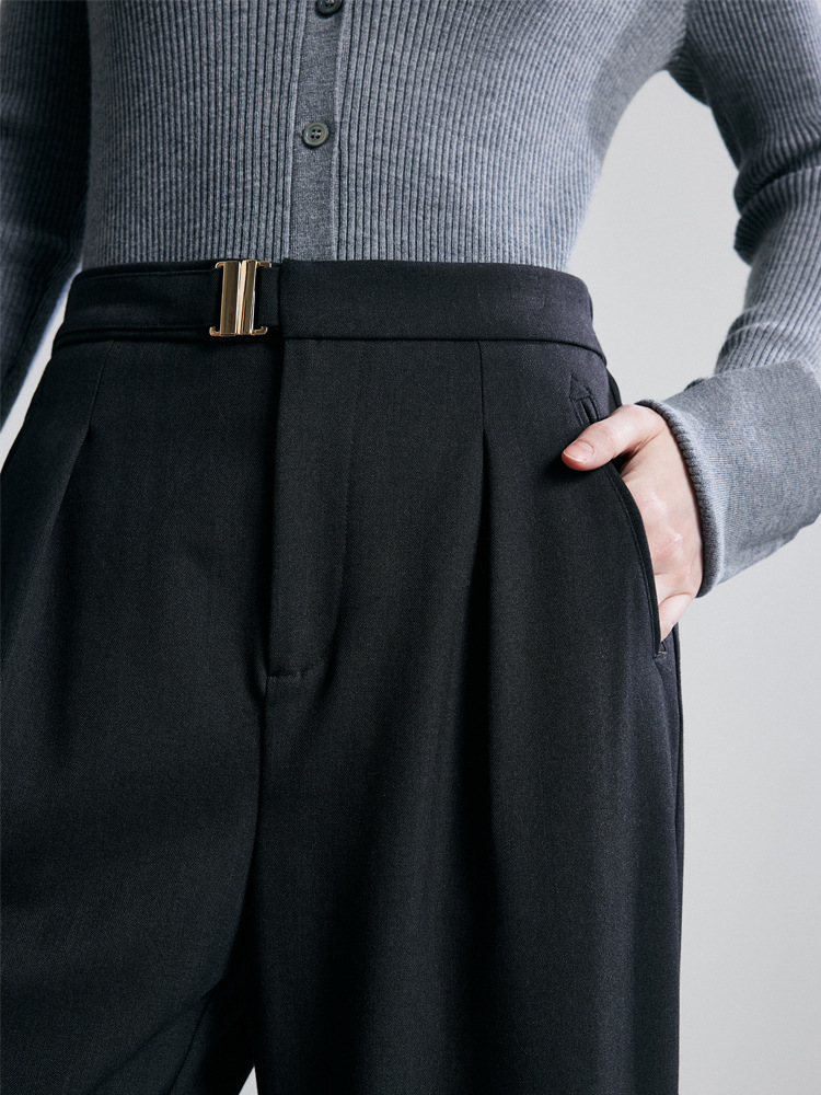 New autumn/winter style casual wide-leg pants for women. These pants feature elastic waists that help slim the figure and make them extremely versatile for daily wear. High-quality women’s trousers.