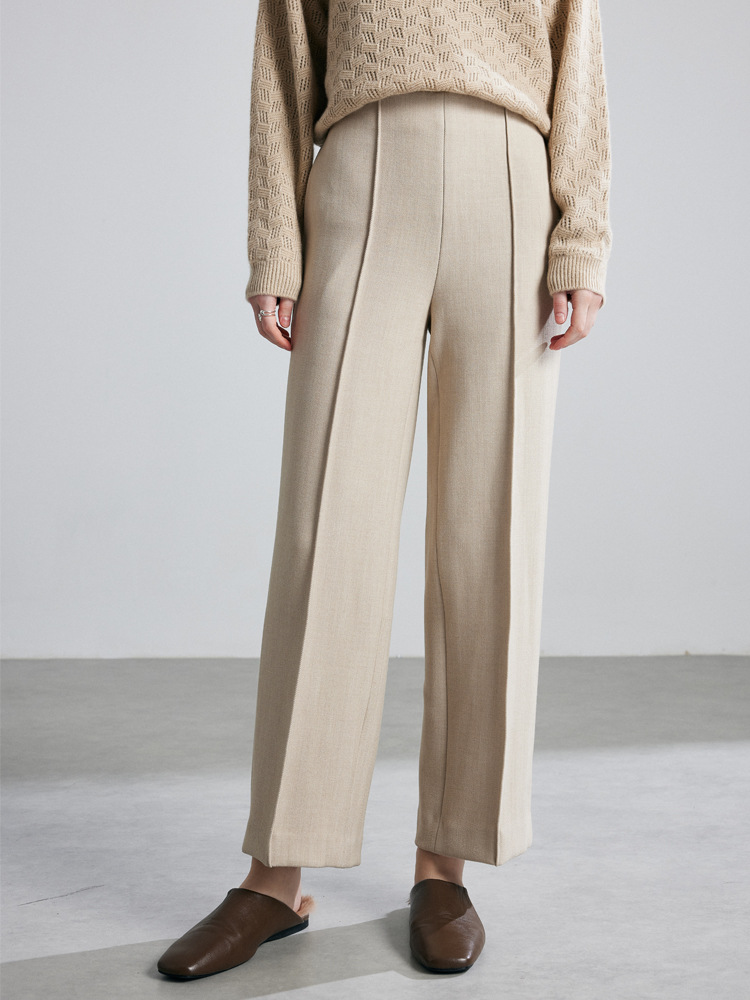 New autumn/winter style wide-leg trousers with a flattering, floor-length design. These trousers feature a milky-white color and a straight-leg design, giving them a stylish, almost suit-like look.