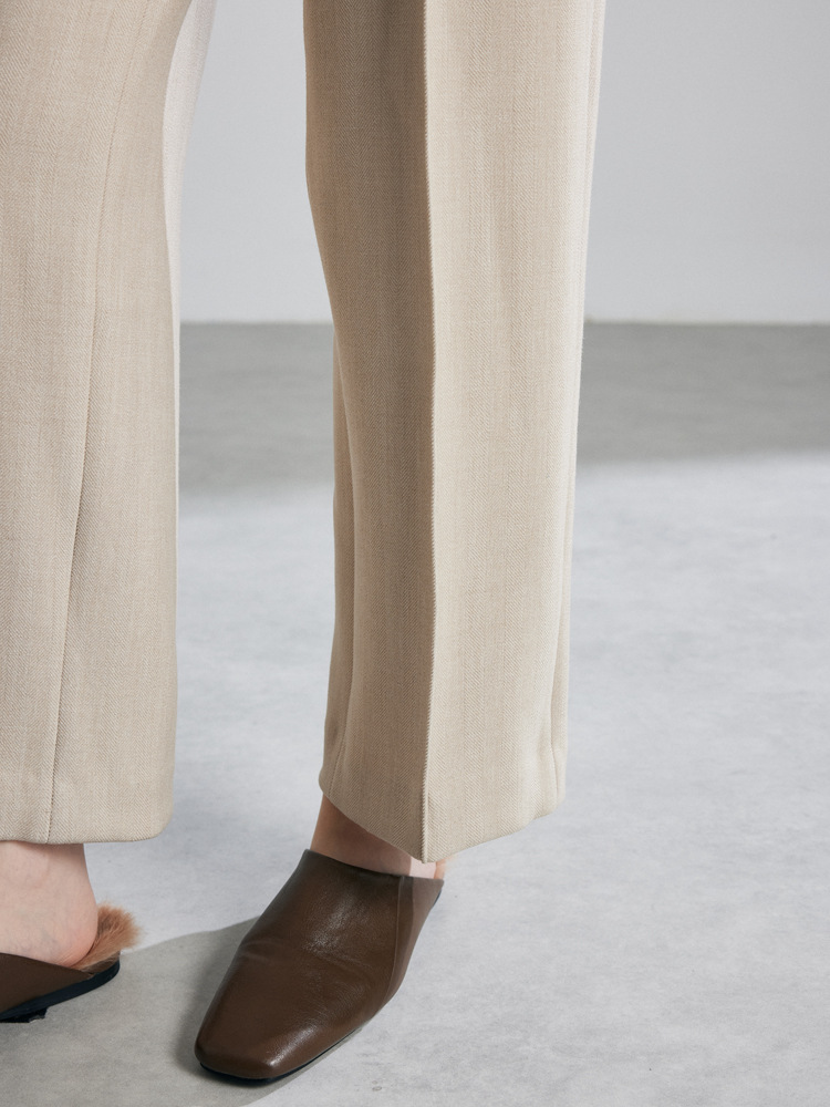 New autumn/winter style wide-leg trousers with a flattering, floor-length design. These trousers feature a milky-white color and a straight-leg design, giving them a stylish, almost suit-like look.