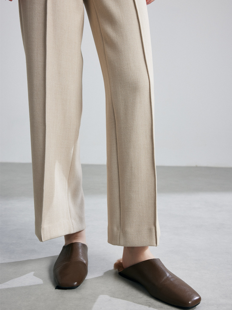 New autumn/winter style wide-leg trousers with a flattering, floor-length design. These trousers feature a milky-white color and a straight-leg design, giving them a stylish, almost suit-like look.