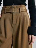 High-waisted, straight-leg trousers for women – a new autumn/winter style that exudes elegance and is perfect for any occasion, helping to slim the figure.