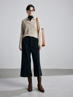 Thick-waisted trousers for women, made of jacquard fabric – perfect for autumn and winter. These straight-leg trousers are designed to make petite figures look slimmer.