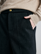 Thick-waisted trousers for women, made of jacquard fabric – perfect for autumn and winter. These straight-leg trousers are designed to make petite figures look slimmer.