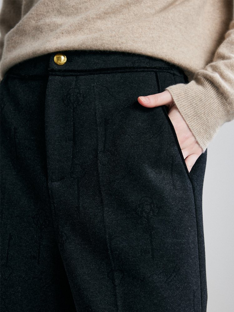 Thick-waisted trousers for women, made of jacquard fabric – perfect for autumn and winter. These straight-leg trousers are designed to make petite figures look slimmer.
