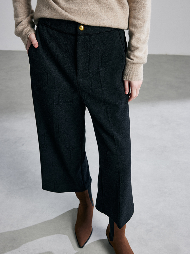 Thick-waisted trousers for women, made of jacquard fabric – perfect for autumn and winter. These straight-leg trousers are designed to make petite figures look slimmer.