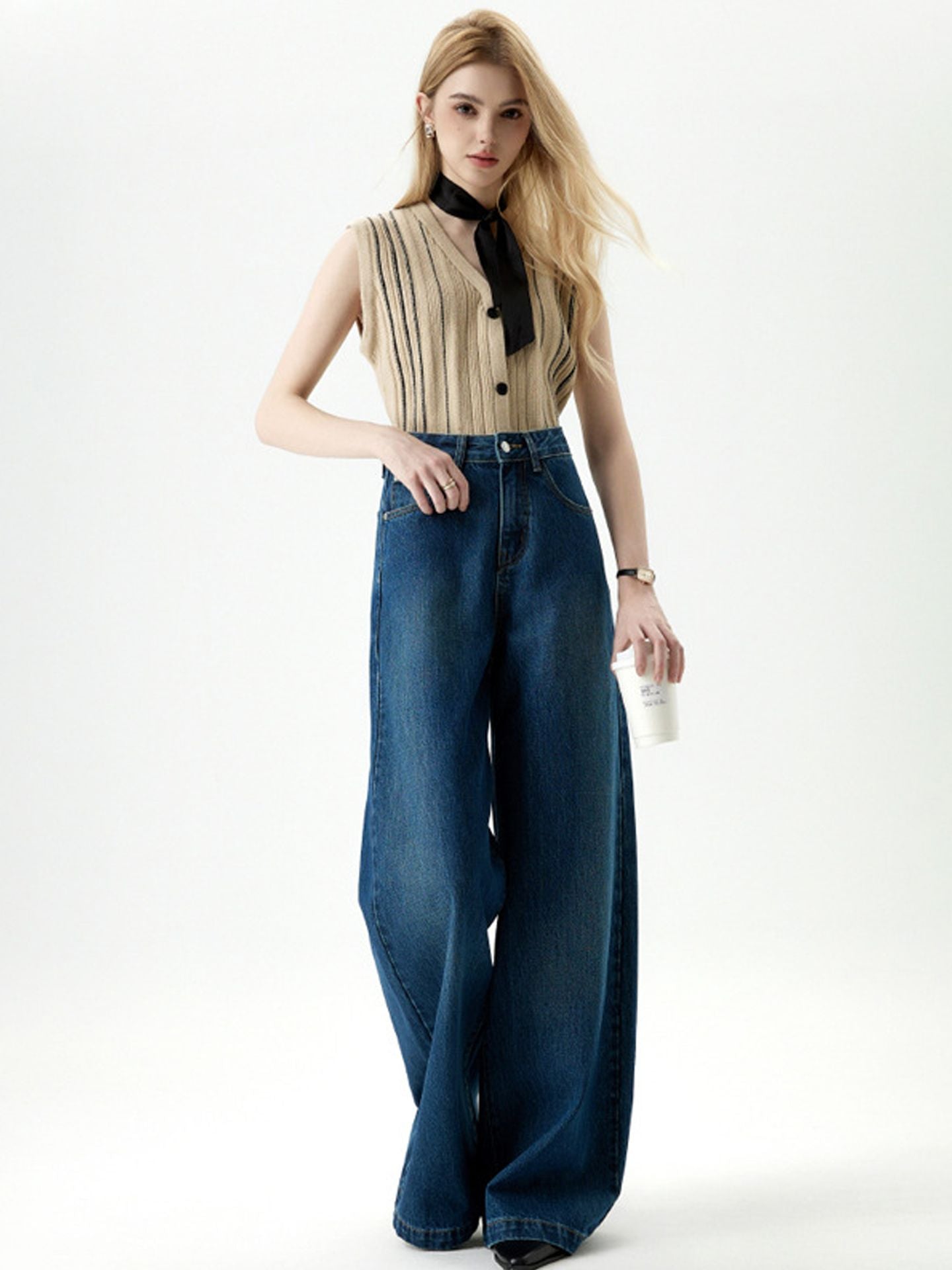 Retro, fluffy, and loose-fitting wide-leg jeans for women – perfect for autumn and winter. These ultra-soft, high-waisted jeans are designed to slim the figure and have a flattering, floor-length silhouette.