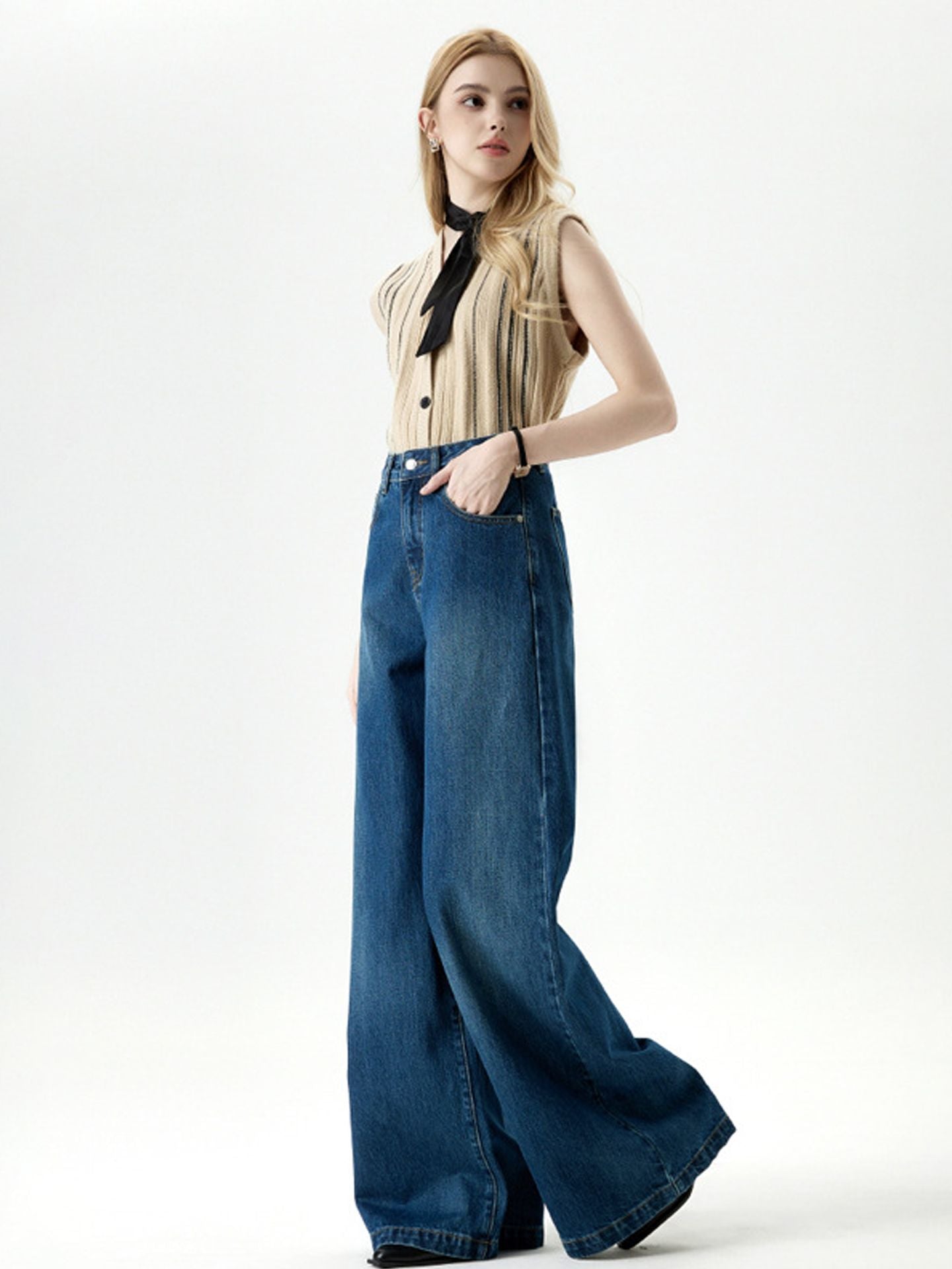 Retro, fluffy, and loose-fitting wide-leg jeans for women – perfect for autumn and winter. These ultra-soft, high-waisted jeans are designed to slim the figure and have a flattering, floor-length silhouette.