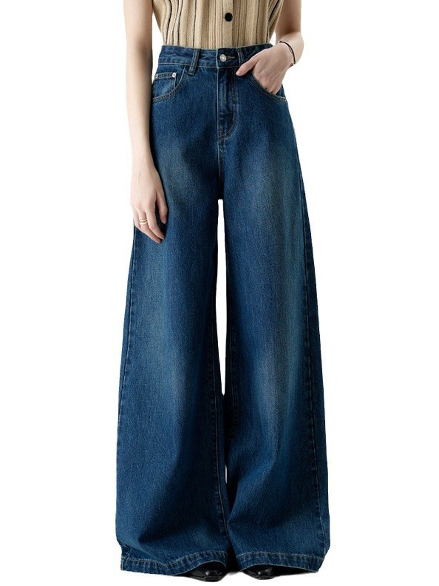 Retro, fluffy, and loose-fitting wide-leg jeans for women – perfect for autumn and winter. These ultra-soft, high-waisted jeans are designed to slim the figure and have a flattering, floor-length silhouette.