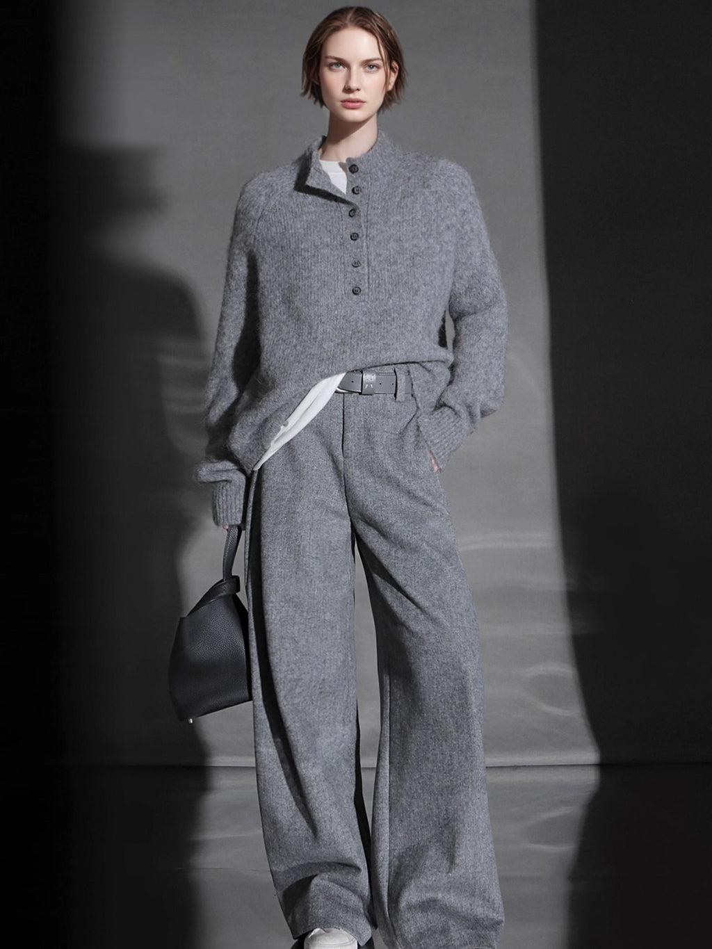 Waisted pants with a sleek, curved design; suitable for women. Made of simple, stylish woolen material, and available in a long length.