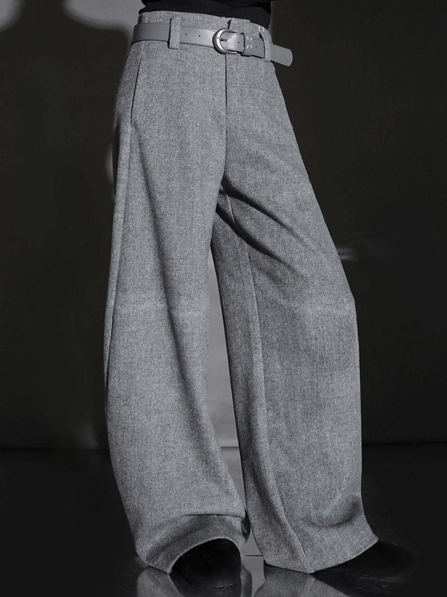 Waisted pants with a sleek, curved design; suitable for women. Made of simple, stylish woolen material, and available in a long length.