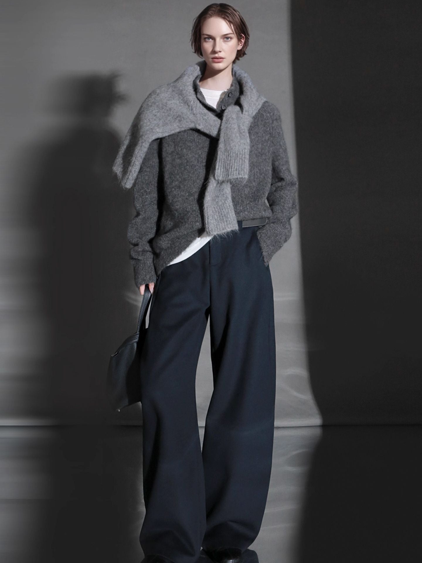 Waisted pants with a sleek, curved design; suitable for women. Made of simple, stylish woolen material, and available in a long length.