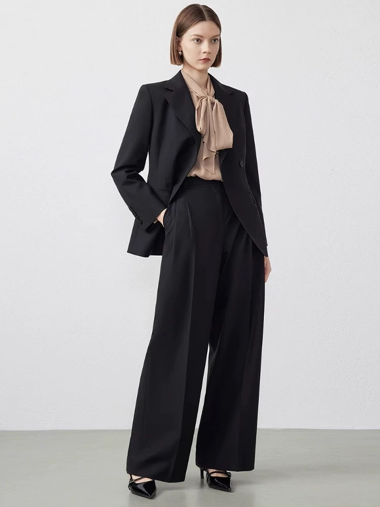 New autumn women’s trousers made of pure wool – loose fit, slimming effect, and straight cut; exude elegance and sophistication.