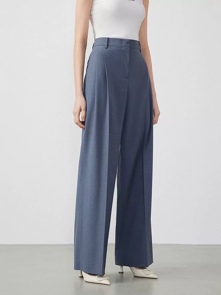 New autumn women’s trousers made of pure wool – loose fit, slimming effect, and straight cut; exude elegance and sophistication.