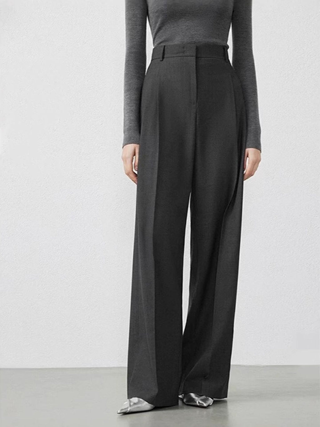 New autumn women’s trousers made of pure wool – loose fit, slimming effect, and straight cut; exude elegance and sophistication.