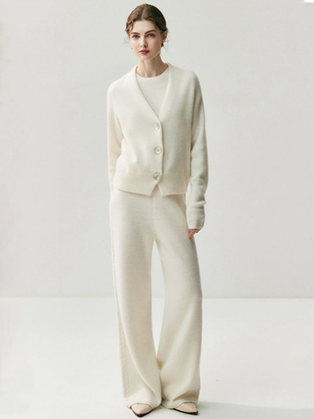 Cashmere wide-leg pants for women – these long, side-braided pants in solid colors are the latest autumn/winter trend. They feature a straight cut.