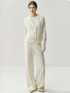 Cashmere wide-leg pants for women – these long, side-braided pants in solid colors are the latest autumn/winter trend. They feature a straight cut.