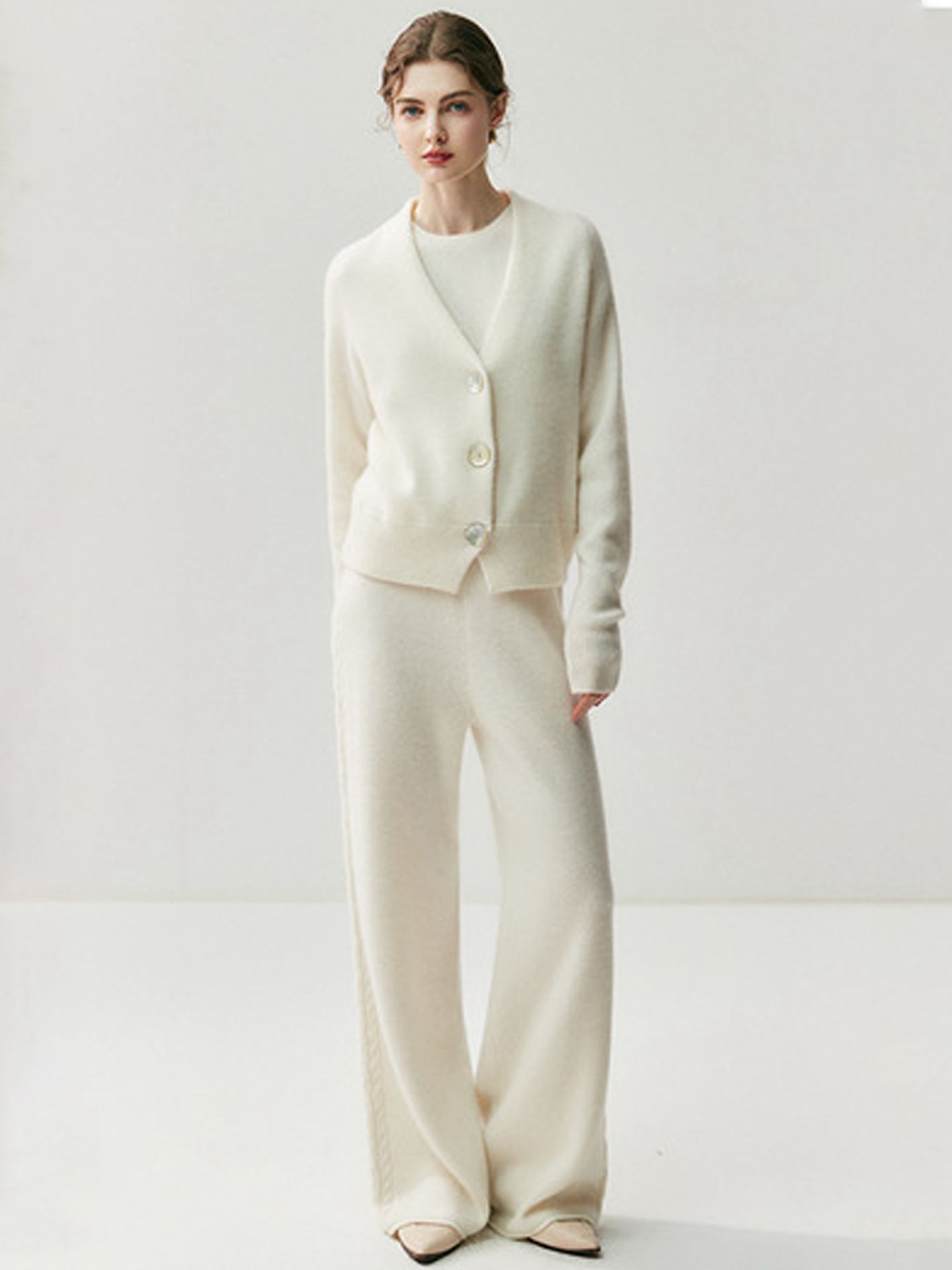 Cashmere wide-leg pants for women – these long, side-braided pants in solid colors are the latest autumn/winter trend. They feature a straight cut.