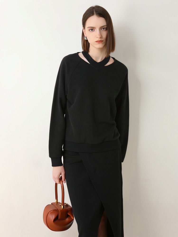 A women’s sweater with long sleeves, a design-oriented V-neck, a plain color, a loose fit, and a fleece-lined hood – perfect for autumn and winter.