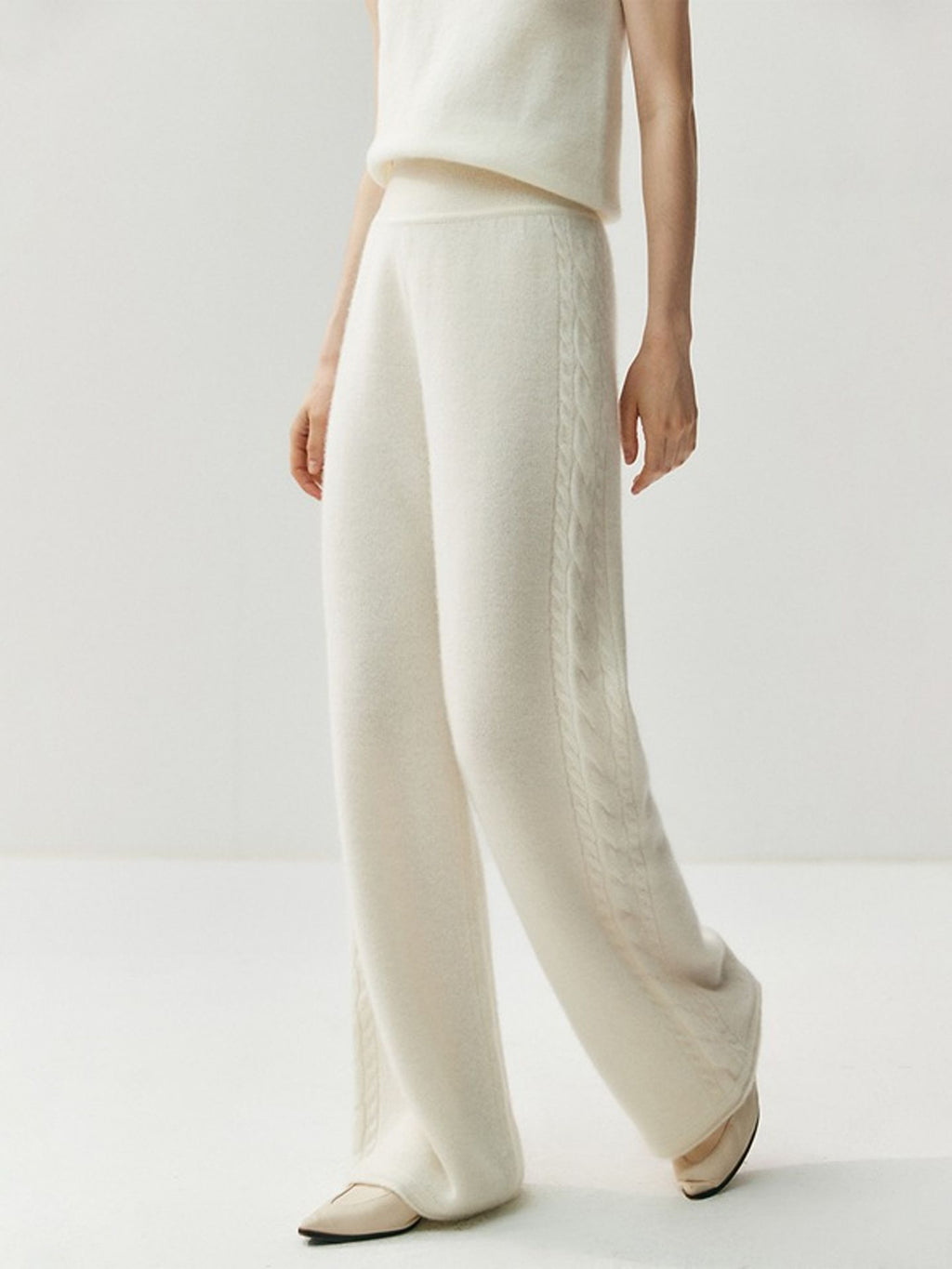 Cashmere wide-leg pants for women – these long, side-braided pants in solid colors are the latest autumn/winter trend. They feature a straight cut.