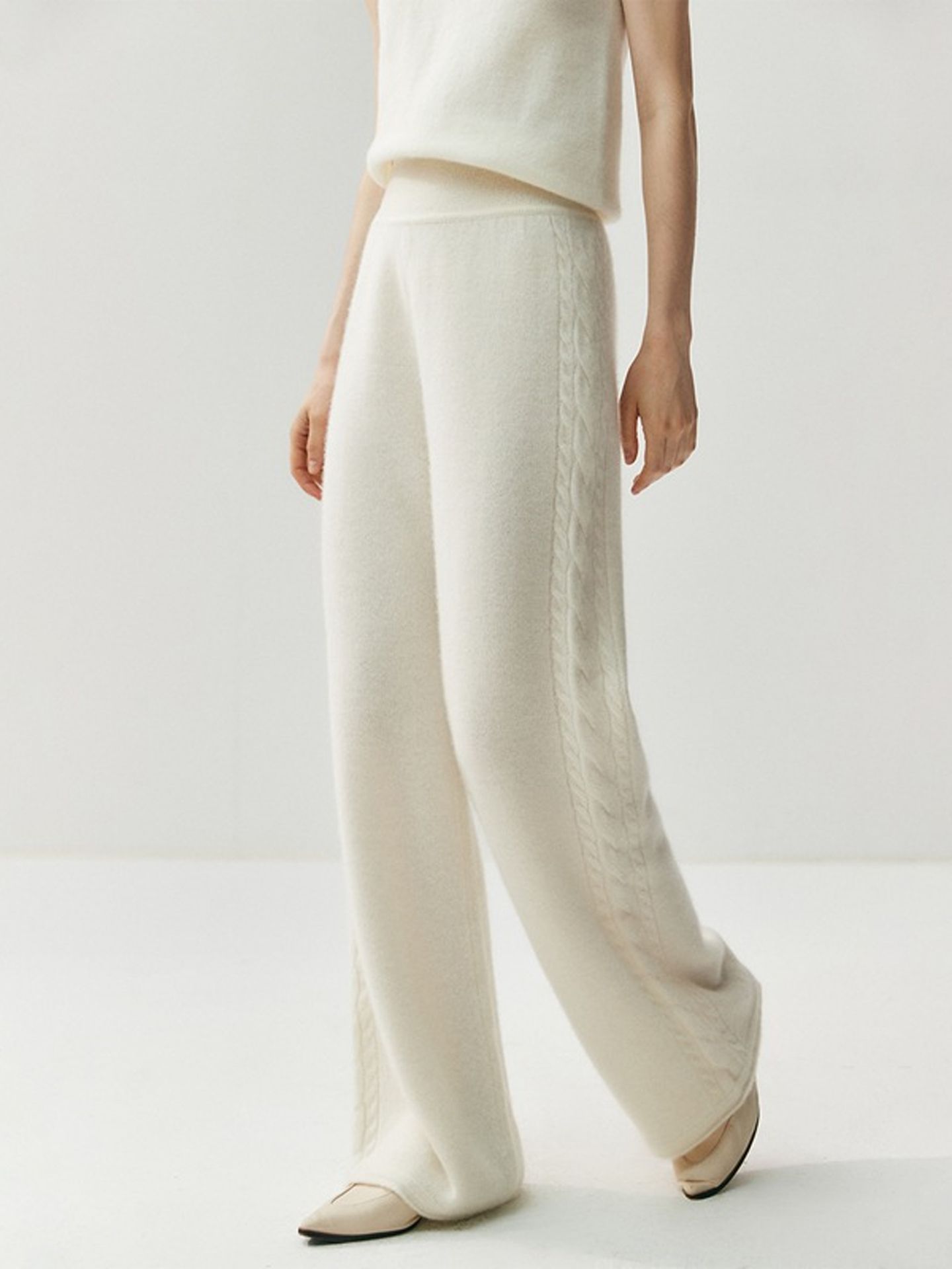 Cashmere wide-leg pants for women – these long, side-braided pants in solid colors are the latest autumn/winter trend. They feature a straight cut.