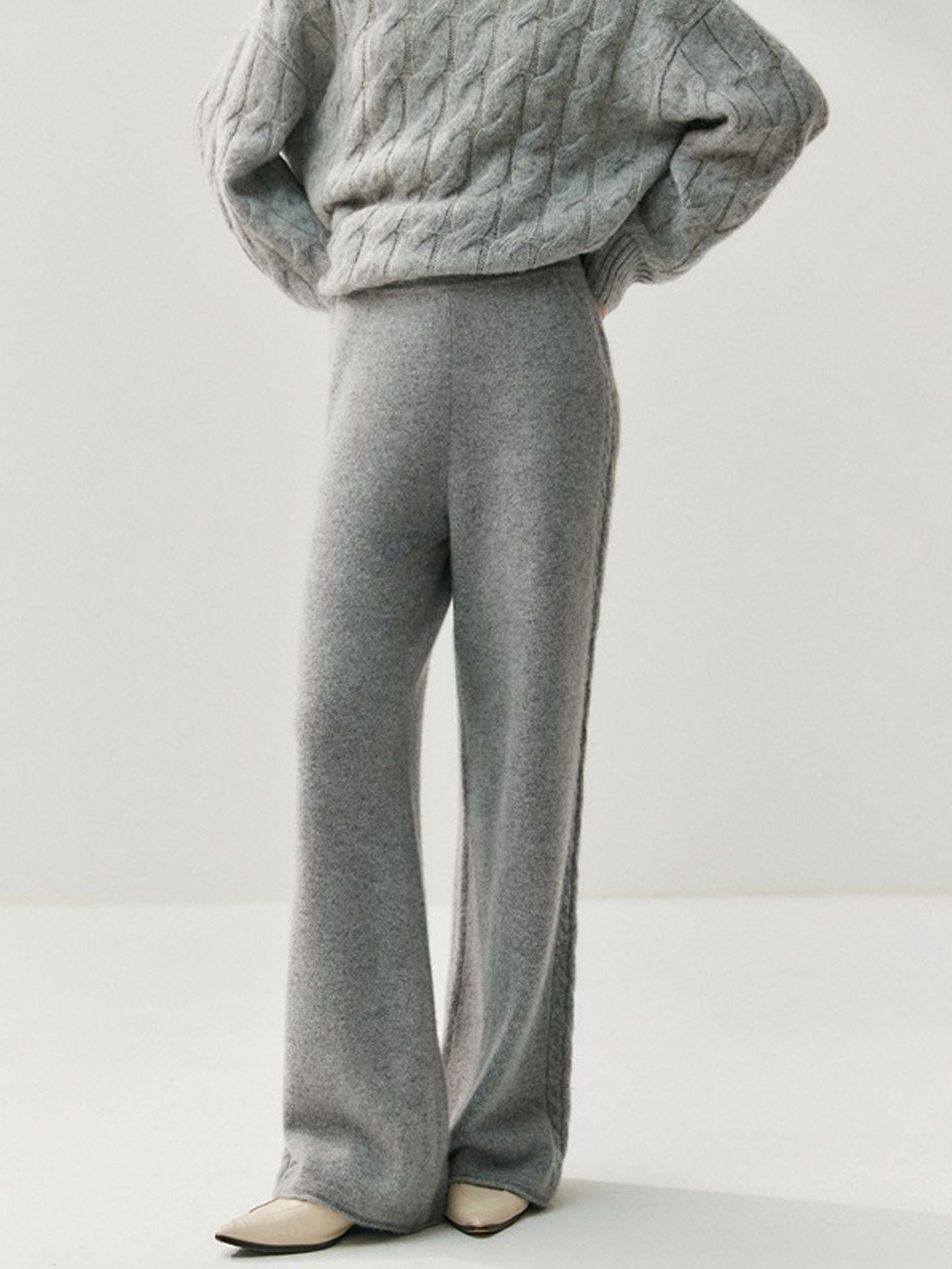 Cashmere wide-leg pants for women – these long, side-braided pants in solid colors are the latest autumn/winter trend. They feature a straight cut.