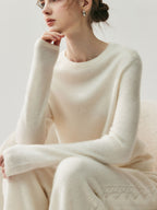 Cashmere wide-leg pants for women – these long, side-braided pants in solid colors are the latest autumn/winter trend. They feature a straight cut.