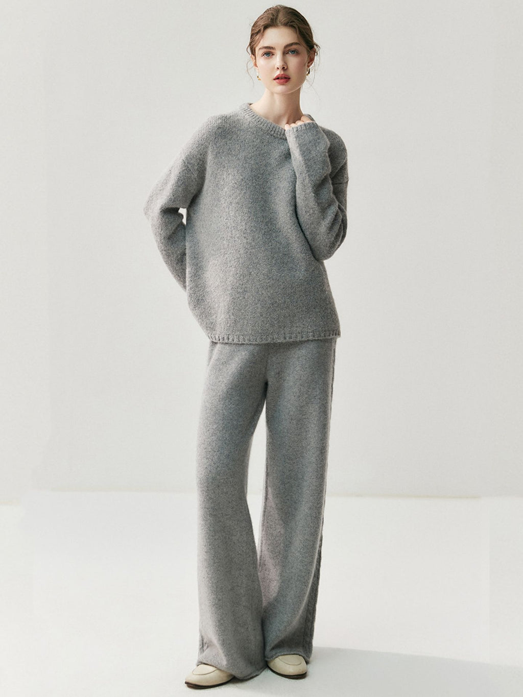 Cashmere wide-leg pants for women – these long, side-braided pants in solid colors are the latest autumn/winter trend. They feature a straight cut.