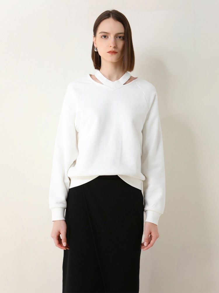 A women’s sweater with long sleeves, a design-oriented V-neck, a plain color, a loose fit, and a fleece-lined hood – perfect for autumn and winter.