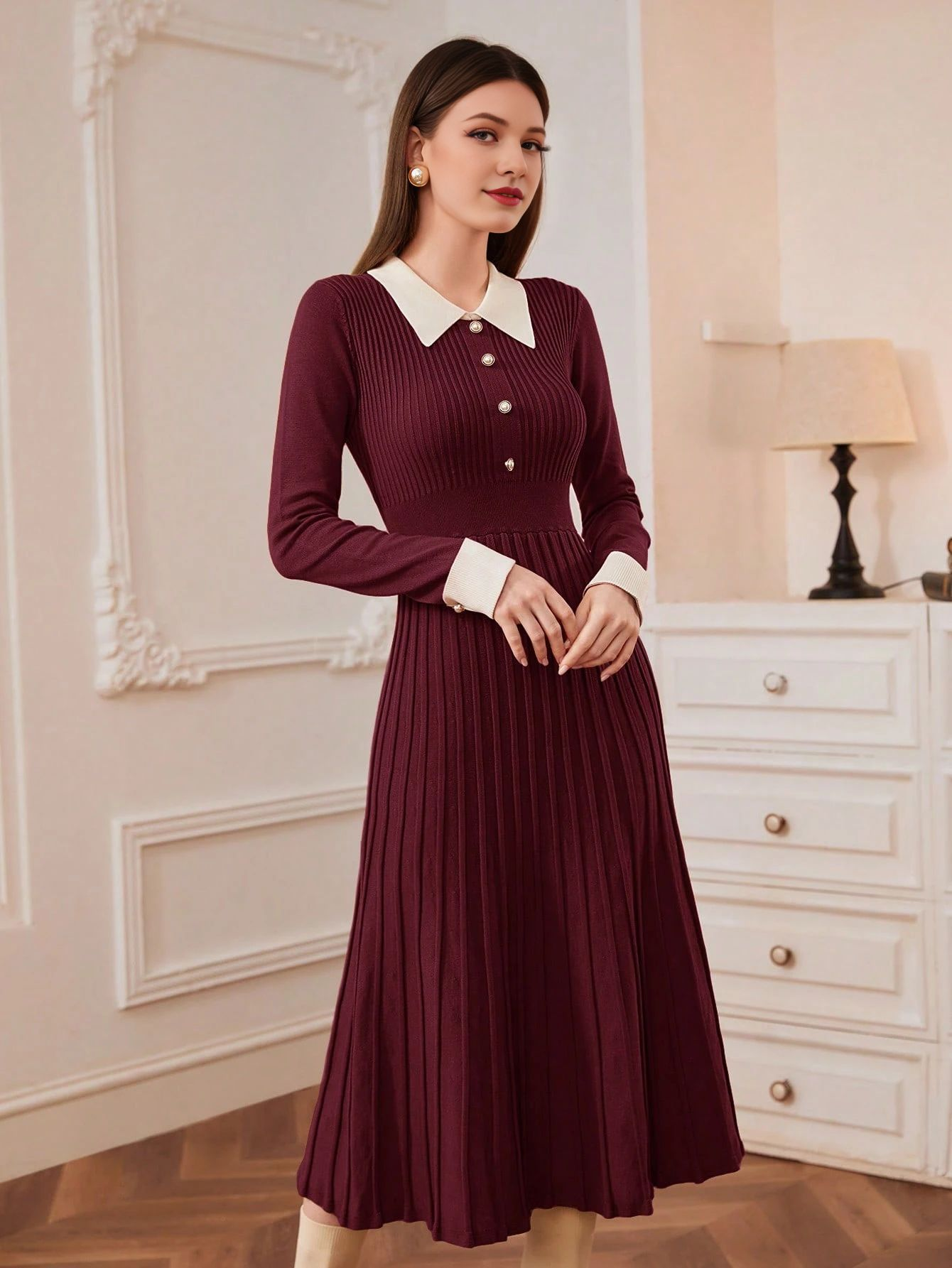 A vintage-style long-sleeved knitted dress with a stylish collar; a perfect base layer for autumn and winter. New model available now.