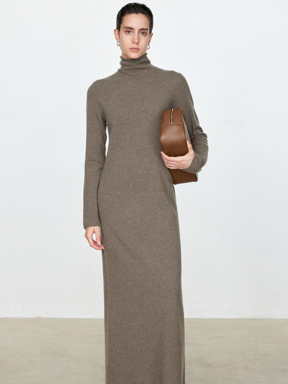 A new autumn/winter dress for women, made of slightly shrunken wool with a raised-wool texture and featuring a long or short length, as well as a high-neck design.