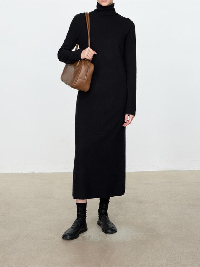 A new autumn/winter dress for women, made of slightly shrunken wool with a raised-wool texture and featuring a long or short length, as well as a high-neck design.