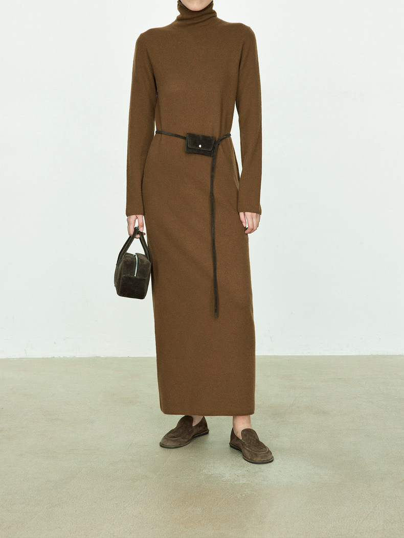 A new autumn/winter dress for women, made of slightly shrunken wool with a raised-wool texture and featuring a long or short length, as well as a high-neck design.