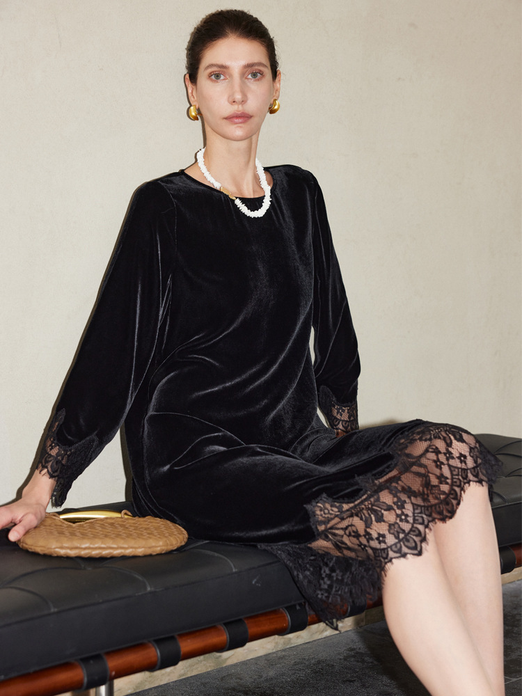 New autumn/winter silk velvet dress – a stylish garment that can be worn both as an inner layer and as an outer garment, featuring lace details and a blend of mulberry silk.