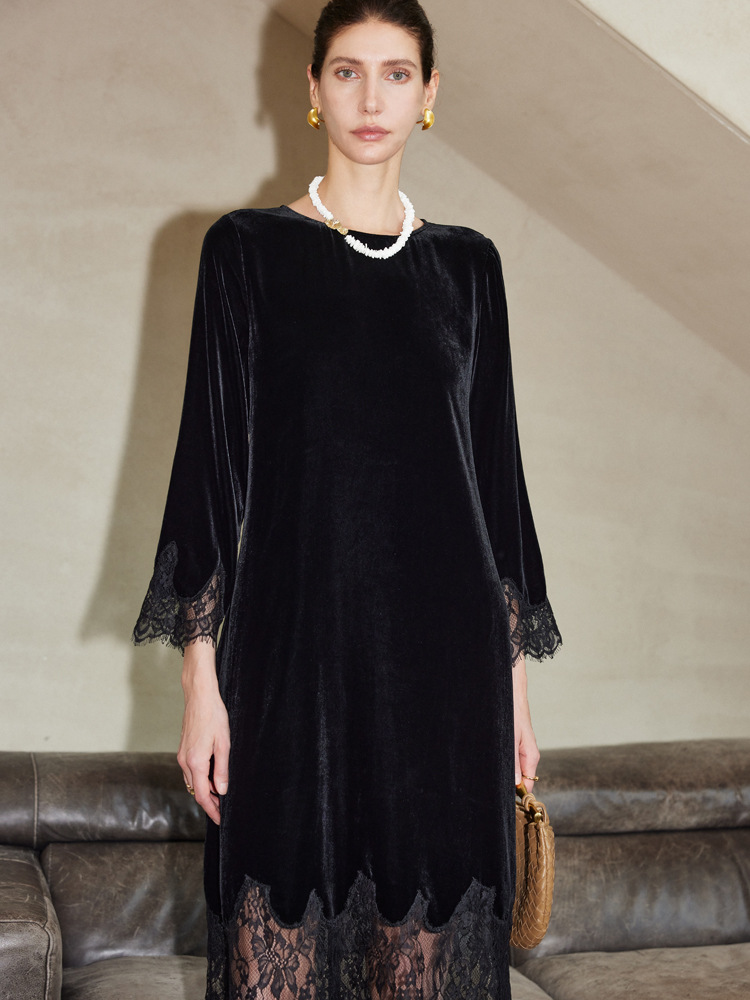 New autumn/winter silk velvet dress – a stylish garment that can be worn both as an inner layer and as an outer garment, featuring lace details and a blend of mulberry silk.