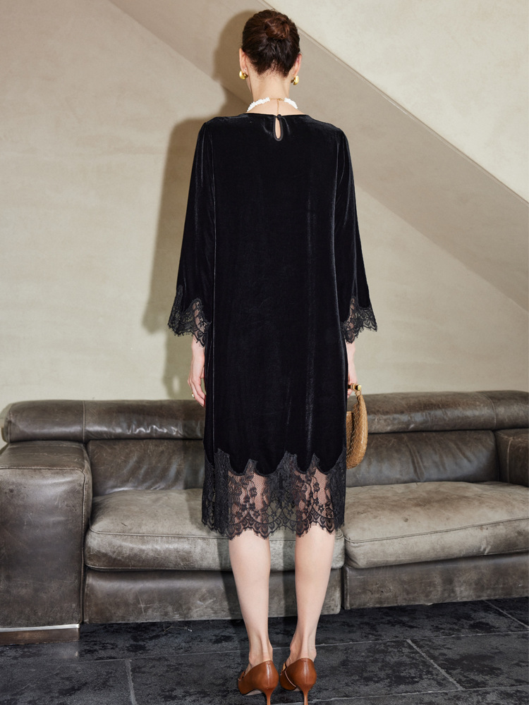 New autumn/winter silk velvet dress – a stylish garment that can be worn both as an inner layer and as an outer garment, featuring lace details and a blend of mulberry silk.