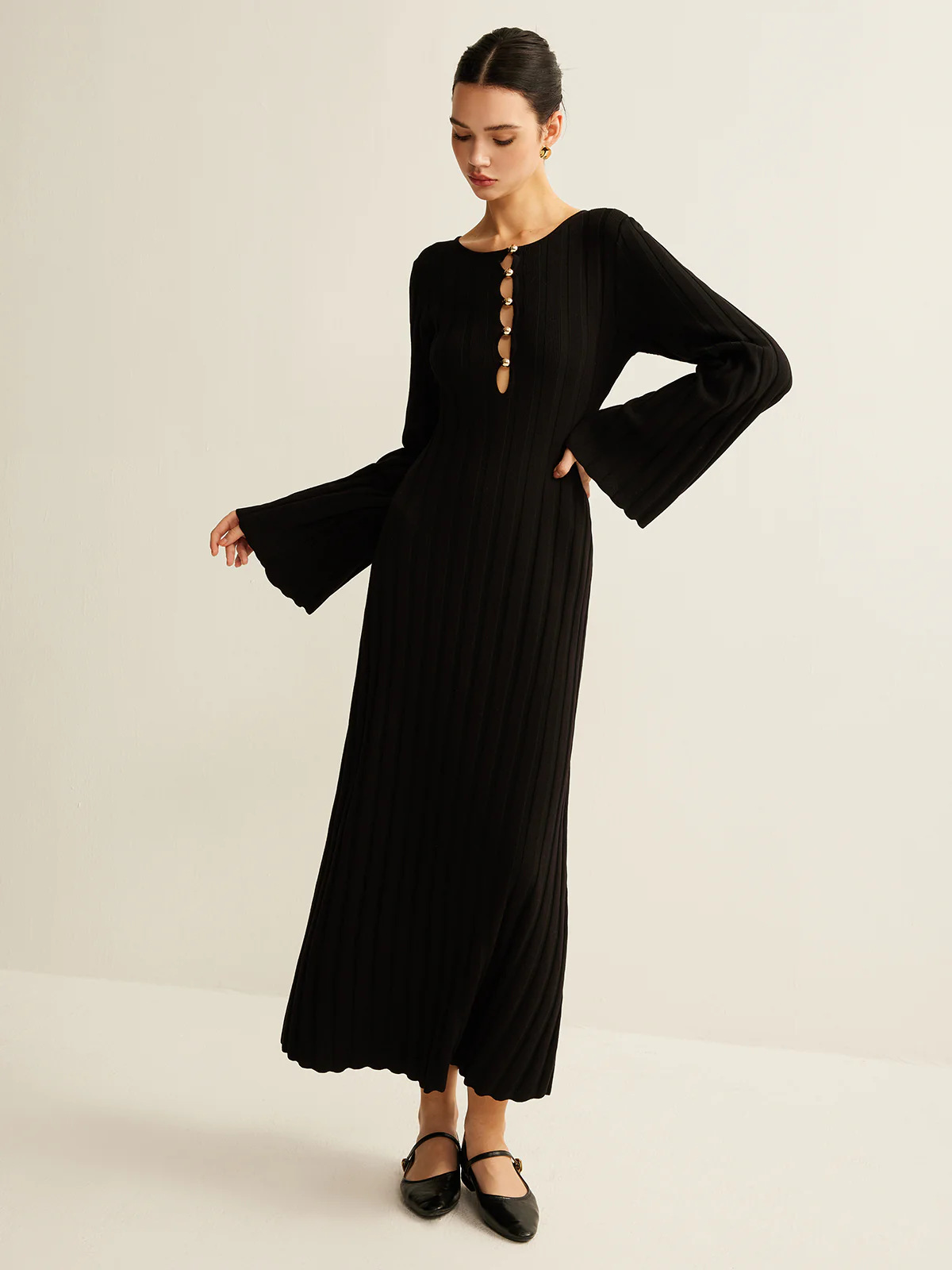 New autumn/winter fashion dress with a stylish, buttoned V-neck and knitted design, perfect for everyday wear.