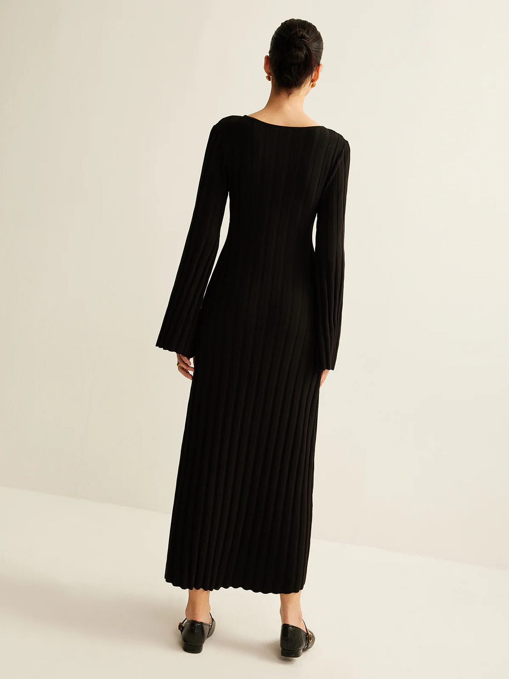 New autumn/winter fashion dress with a stylish, buttoned V-neck and knitted design, perfect for everyday wear.