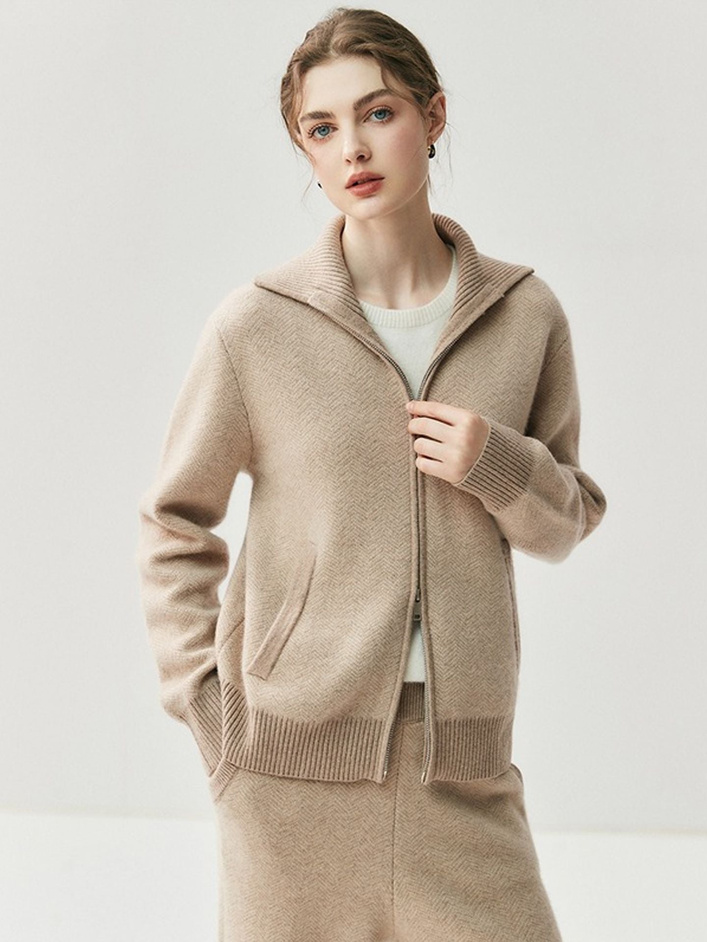 Casual, slimming cashmere set with double-zippered cuffs – suitable for autumn and winter.