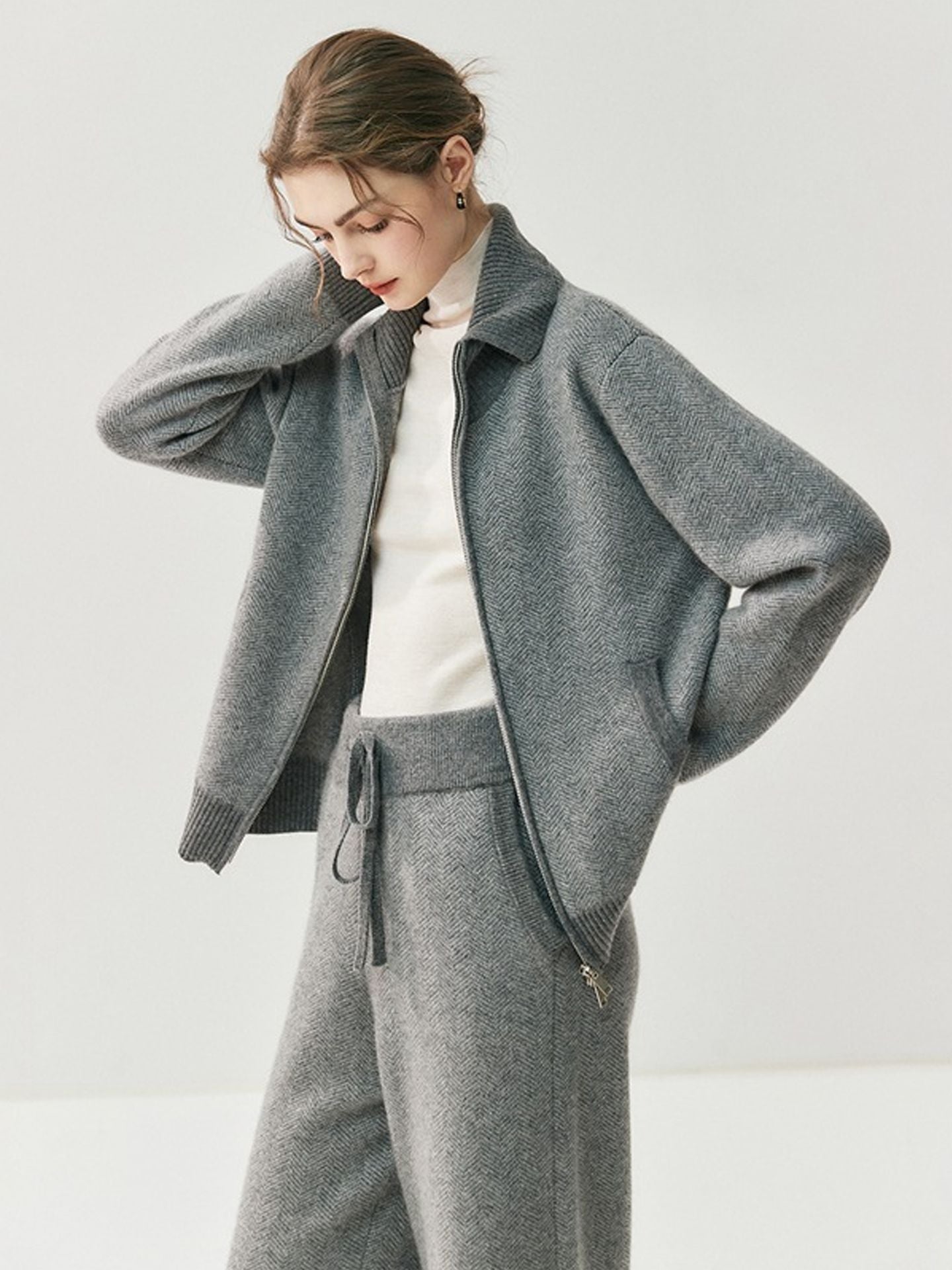 Casual, slimming cashmere set with double-zippered cuffs – suitable for autumn and winter.