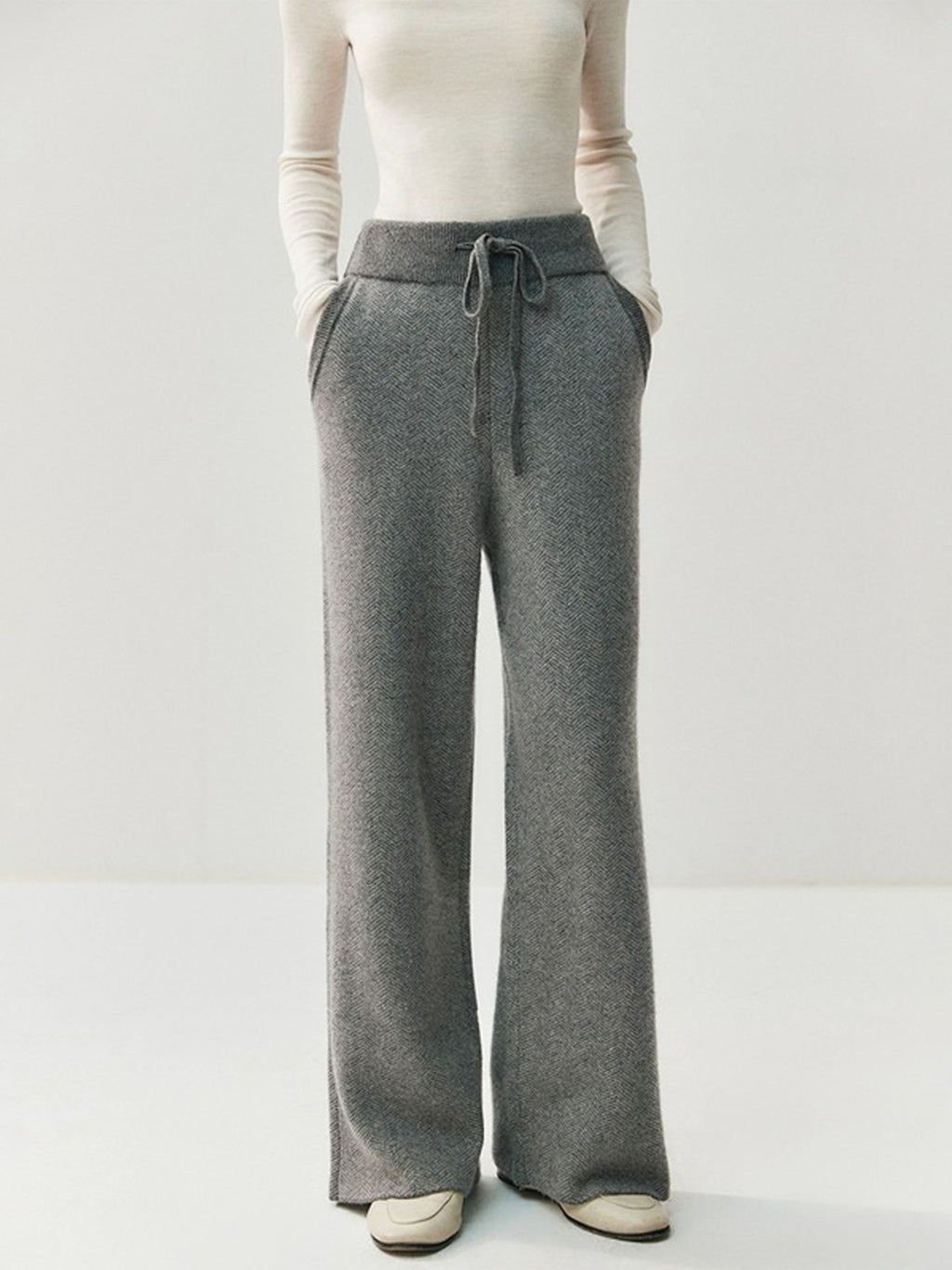 Casual, slimming cashmere set with double-zippered cuffs – suitable for autumn and winter.
