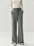 Casual, slimming cashmere set with double-zippered cuffs – suitable for autumn and winter.