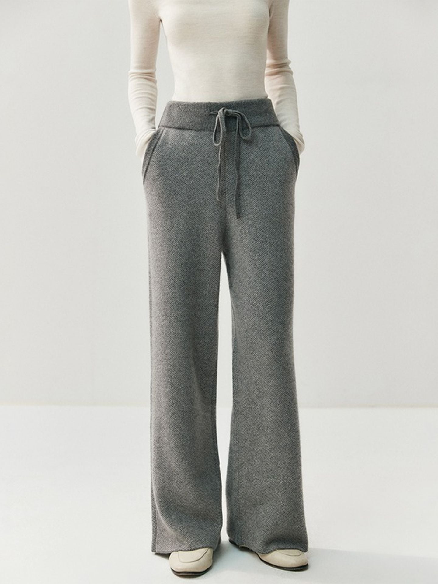 Casual, slimming cashmere set with double-zippered cuffs – suitable for autumn and winter.