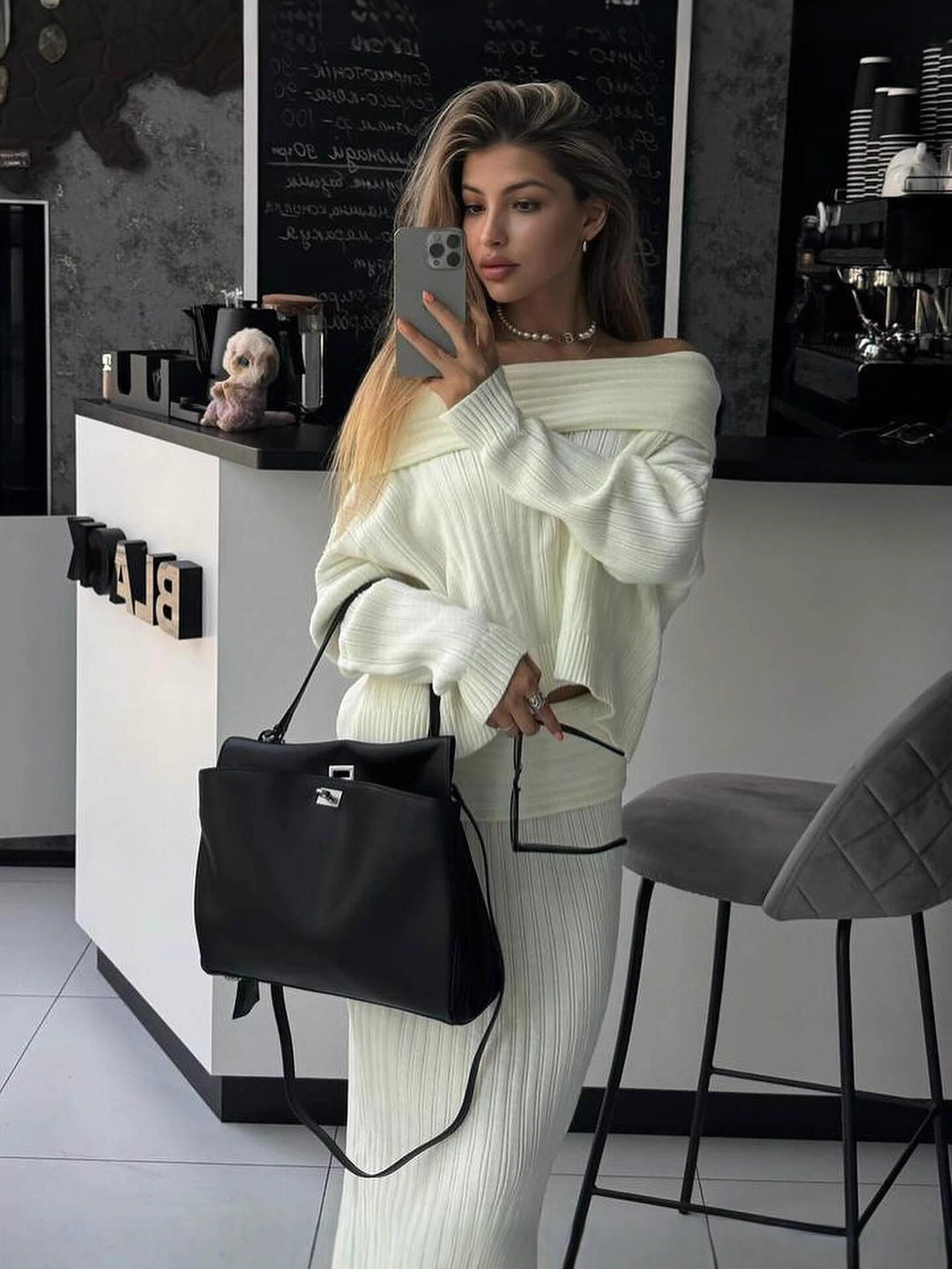 A two-piece set of long-sleeved, sleeveless, loose-fitting, solid-color knitted sweaters that help you look slimmer.