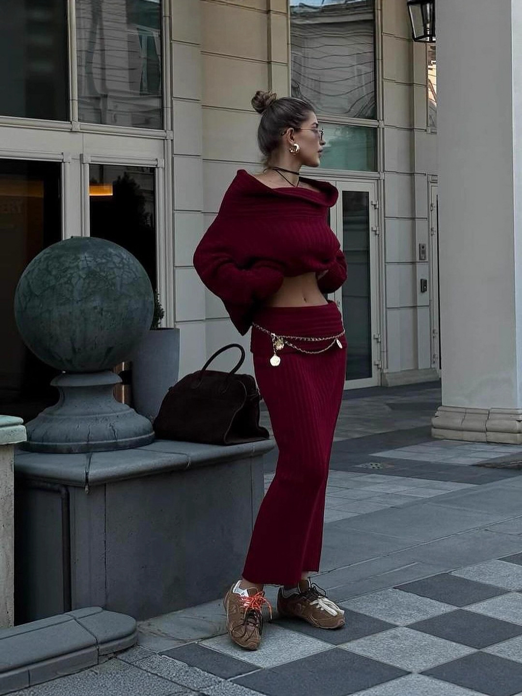 A two-piece set of long-sleeved, sleeveless, loose-fitting, solid-color knitted sweaters that help you look slimmer.