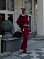 A two-piece set of long-sleeved, sleeveless, loose-fitting, solid-color knitted sweaters that help you look slimmer.