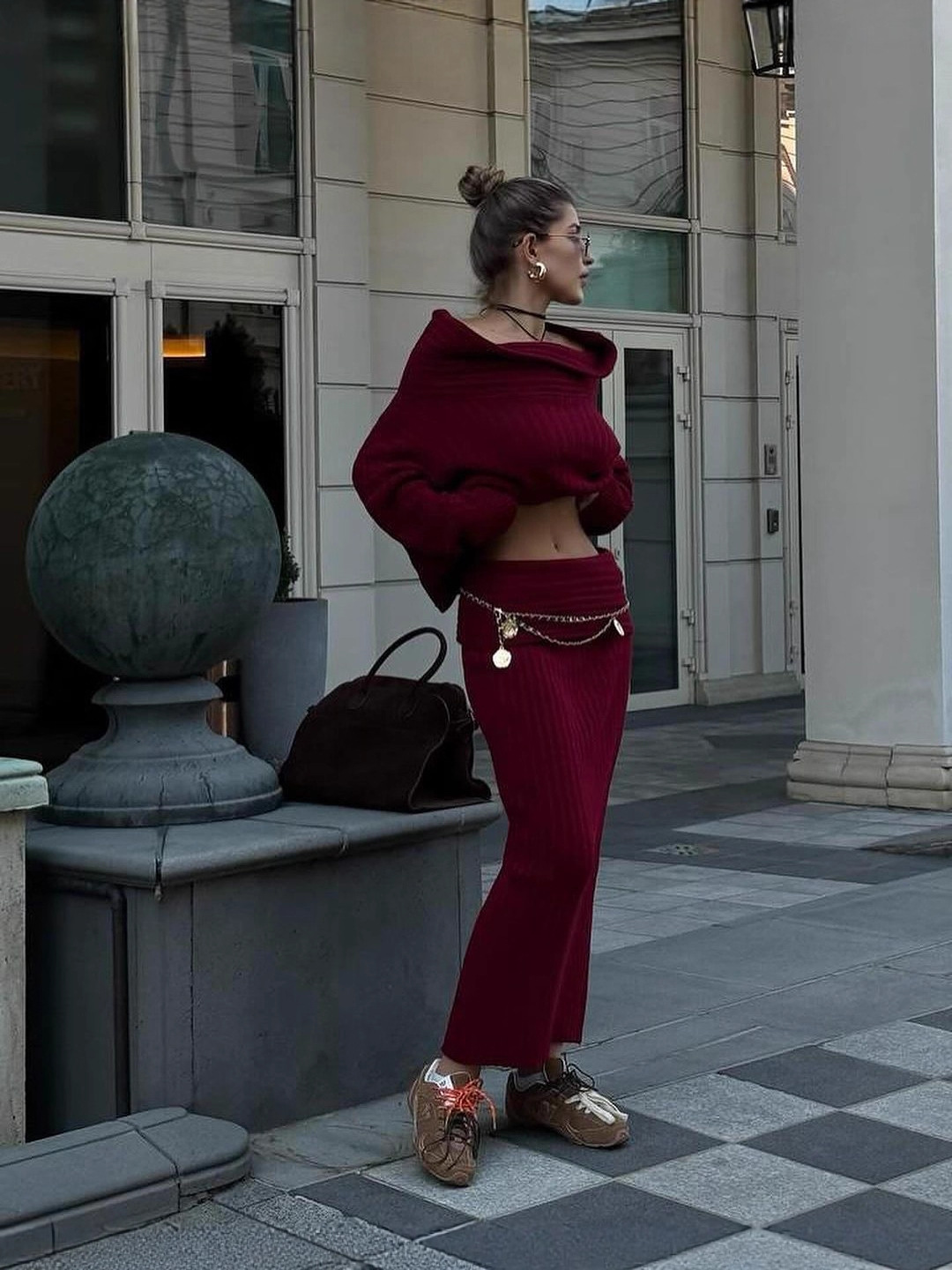 A two-piece set of long-sleeved, sleeveless, loose-fitting, solid-color knitted sweaters that help you look slimmer.