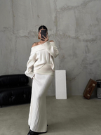 A two-piece set of long-sleeved, sleeveless, loose-fitting, solid-color knitted sweaters that help you look slimmer.